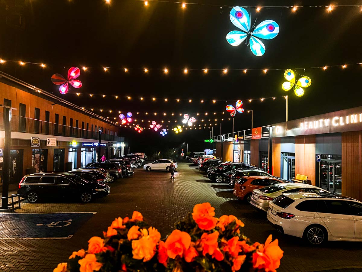 Parking Eko-Kamionki wieczorem